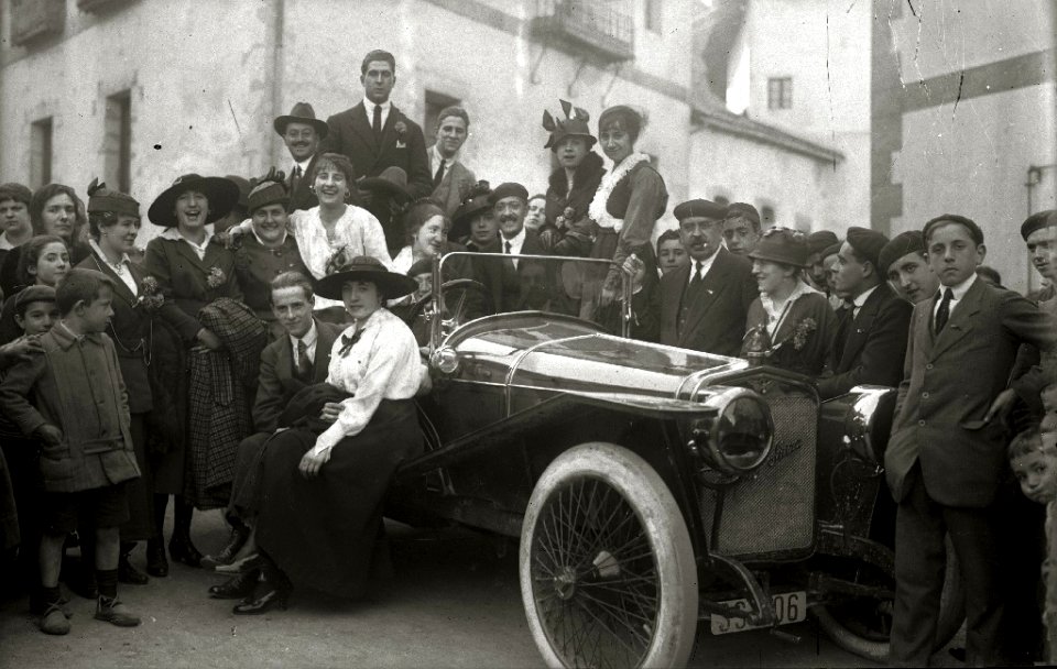 Grupo de personas junto a un automóvil (2 de 2) - Fondo Car-Kutxa Fototeka