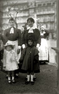 Grupo de niños con añas en el paseo de la Concha (1 de 4) - Fondo Car-Kutxa Fototeka