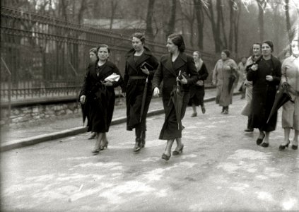 Grupo de mujeres trabajadoras en el exterior de Tabacalera en el barrio de Egia (3 de 3) - Fondo Car-Kutxa Fototeka