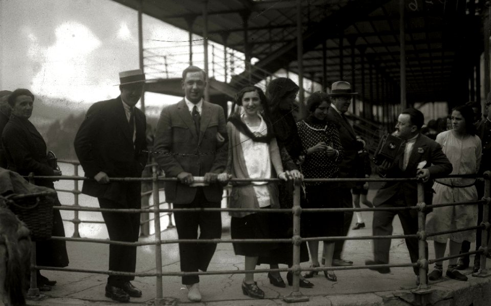 Grupo de personas junto al Tinglado de Tolosa (1 de 1) - Fondo Car-Kutxa Fototeka