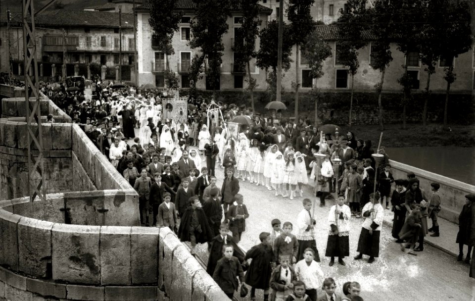 Grupo de niños con estandartes a su paso por un puente de Tolosa (1 de 1) - Fondo Car-Kutxa Fototeka