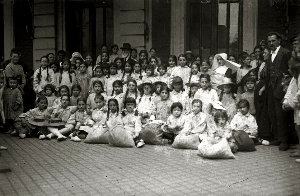 Grupo de niñas junto a Joaquín Pavía Bermingham y religiosas en la estación del Norte (1 de 1) - Fondo Car-Kutxa Fototeka