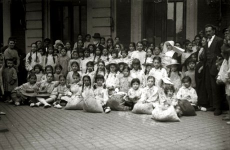 Grupo de niñas junto a Joaquín Pavía Bermingham y religiosas en la estación del Norte (1 de 1) - Fondo Car-Kutxa Fototeka