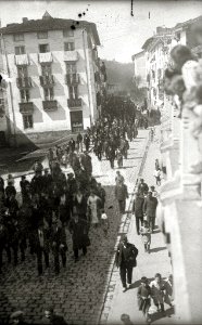 Grupo de personas por las calles de Ordizia (2 de 3) - Fondo Car-Kutxa Fototeka