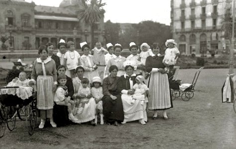 Grupo de niños con sus añas en los jardines del Alderdi Eder (1 de 3) - Fondo Car-Kutxa Fototeka