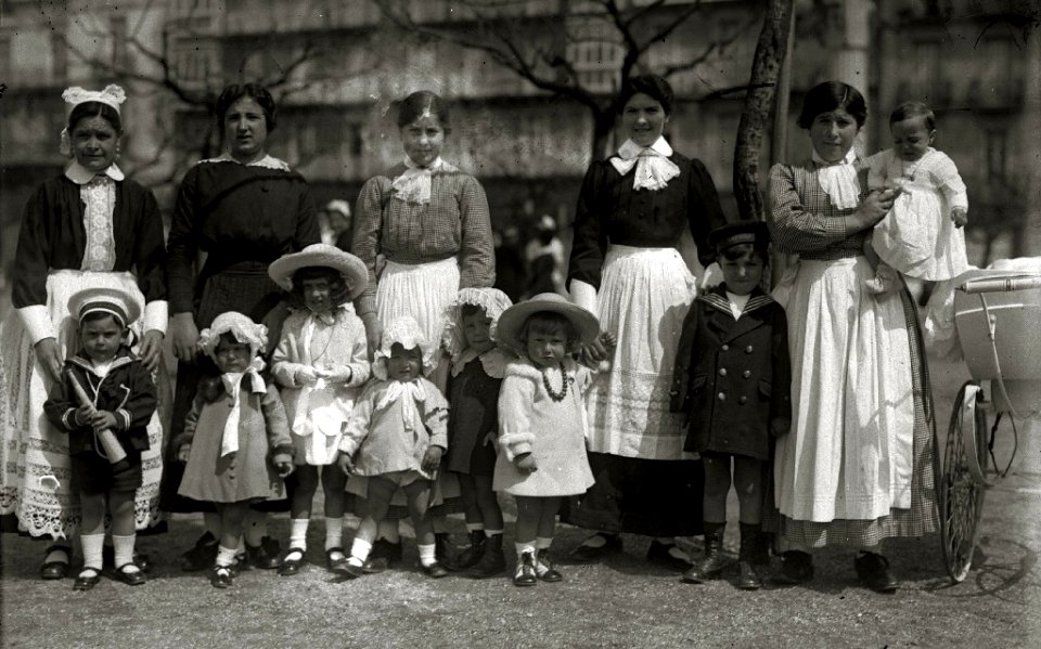 Grupo de niños con añas en el paseo de la Concha (4 de 4) - Fondo Car-Kutxa Fototeka