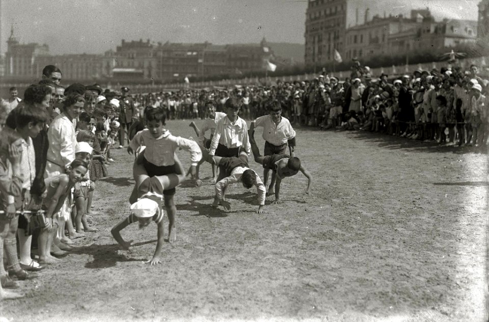 Grupo de niños durante una competición de juegos en la playa de la Concha (1 de 1) - Fondo Car-Kutxa Fototeka