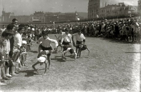 Grupo de niños durante una competición de juegos en la playa de la Concha (1 de 1) - Fondo Car-Kutxa Fototeka