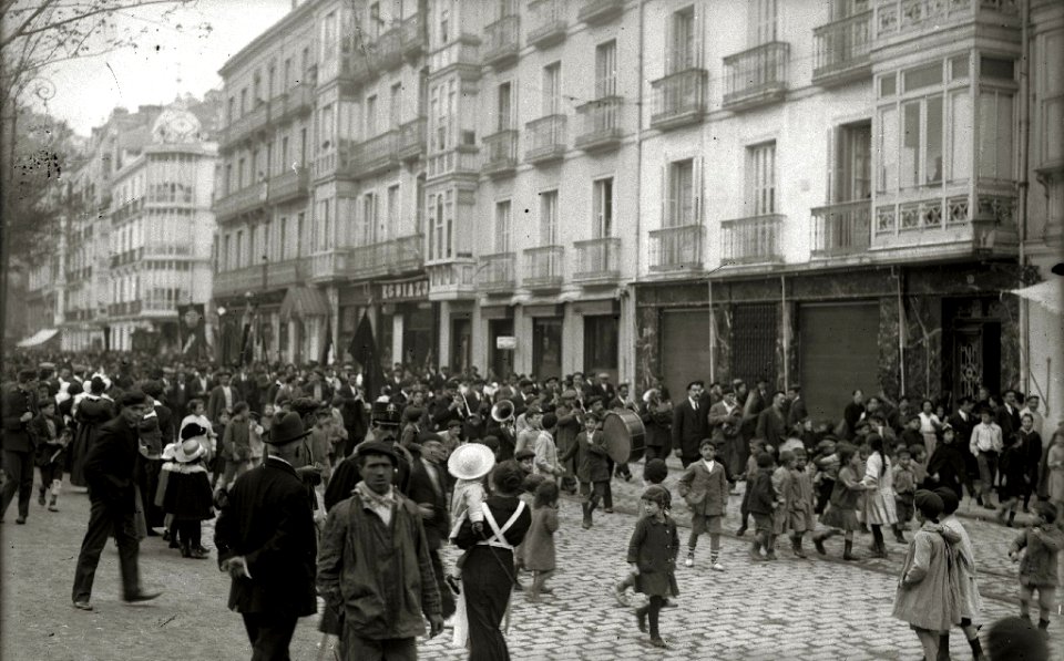 Grupo de personas por las calles de San Sebastián portando estandartes (3 de 5) - Fondo Car-Kutxa Fototeka