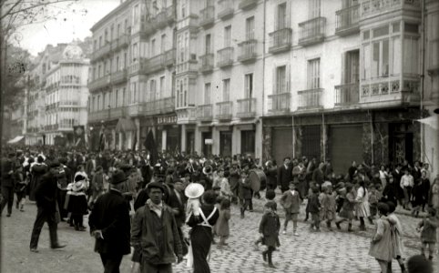 Grupo de personas por las calles de San Sebastián portando estandartes (3 de 5) - Fondo Car-Kutxa Fototeka
