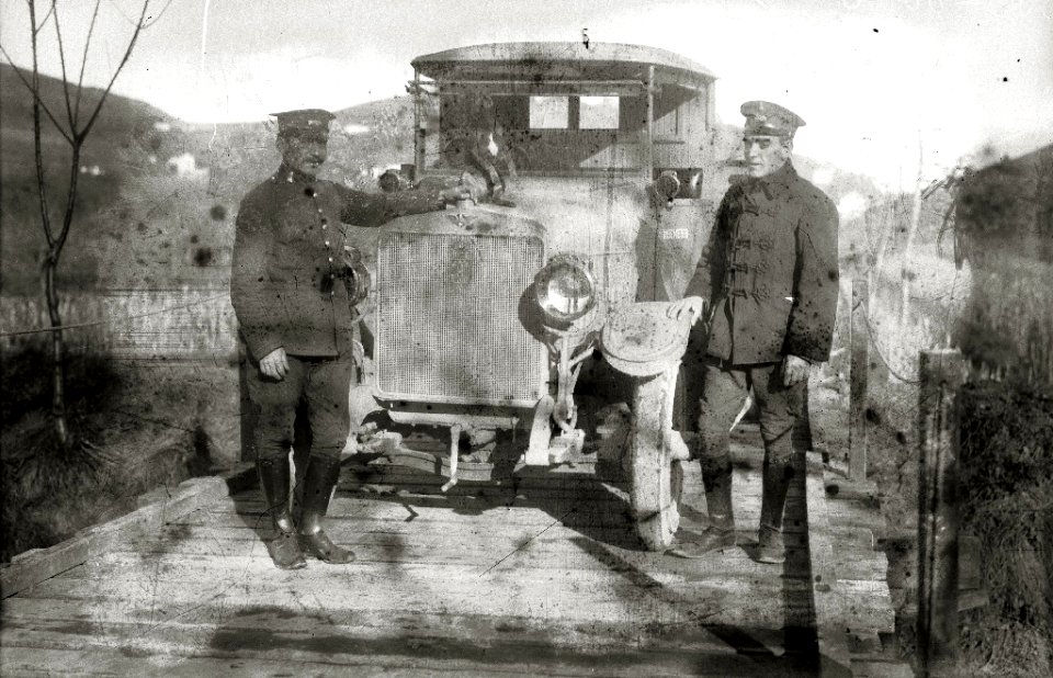Grupo de soldados junto a una pasarela sobre un riachuelo (3 de 3) - Fondo Car-Kutxa Fototeka