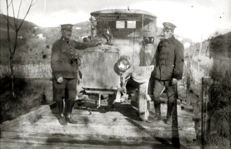 Grupo de soldados junto a una pasarela sobre un riachuelo (3 de 3) - Fondo Car-Kutxa Fototeka