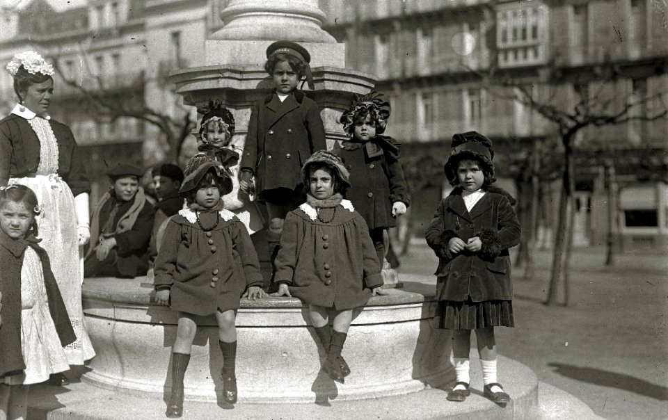Grupo de niños con sus añas (4 de 4) - Fondo Car-Kutxa Fototeka