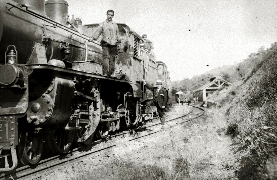 Grupo de personas subidas a una locomotora (1 de 1) - Fondo Car-Kutxa Fototeka