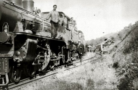 Grupo de personas subidas a una locomotora (1 de 1) - Fondo Car-Kutxa Fototeka
