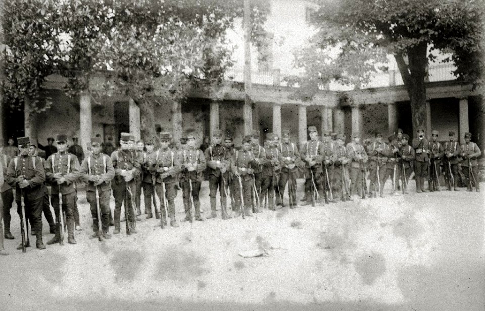 Grupo de soldados y oficiales junto a sus petates en el patio del cuartel de Zuhaizti antes de partir hacia la guerra de África (2 de 3) - Fondo Car-Kutxa Fototeka