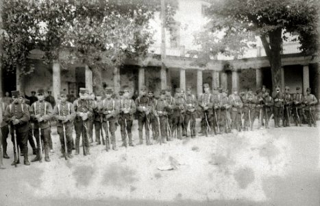Grupo de soldados y oficiales junto a sus petates en el patio del cuartel de Zuhaizti antes de partir hacia la guerra de África (2 de 3) - Fondo Car-Kutxa Fototeka