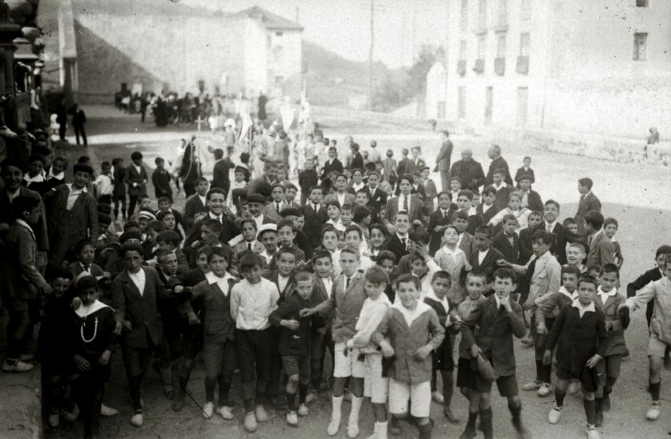 Grupo de niños durante la procesión de la Santa Cruz (1 de 1) - Fondo Car-Kutxa Fototeka