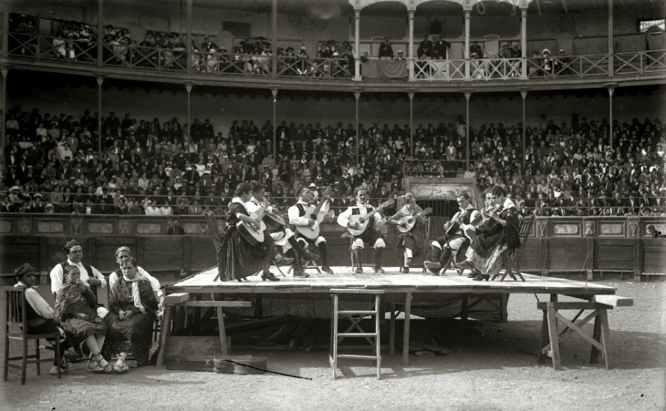 Grupo de personas con trajes de baturros en una plaza de toros (1 de 1) - Fondo Car-Kutxa Fototeka