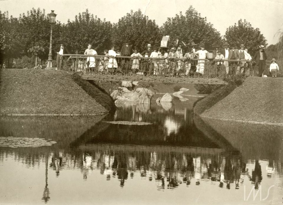 Grupo de pessoas sobre ponte da praça da República - Vincenzo Pastore