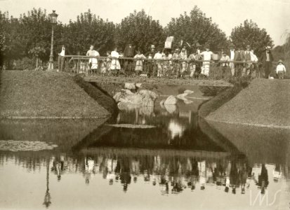 Grupo de pessoas sobre ponte da praça da República - Vincenzo Pastore