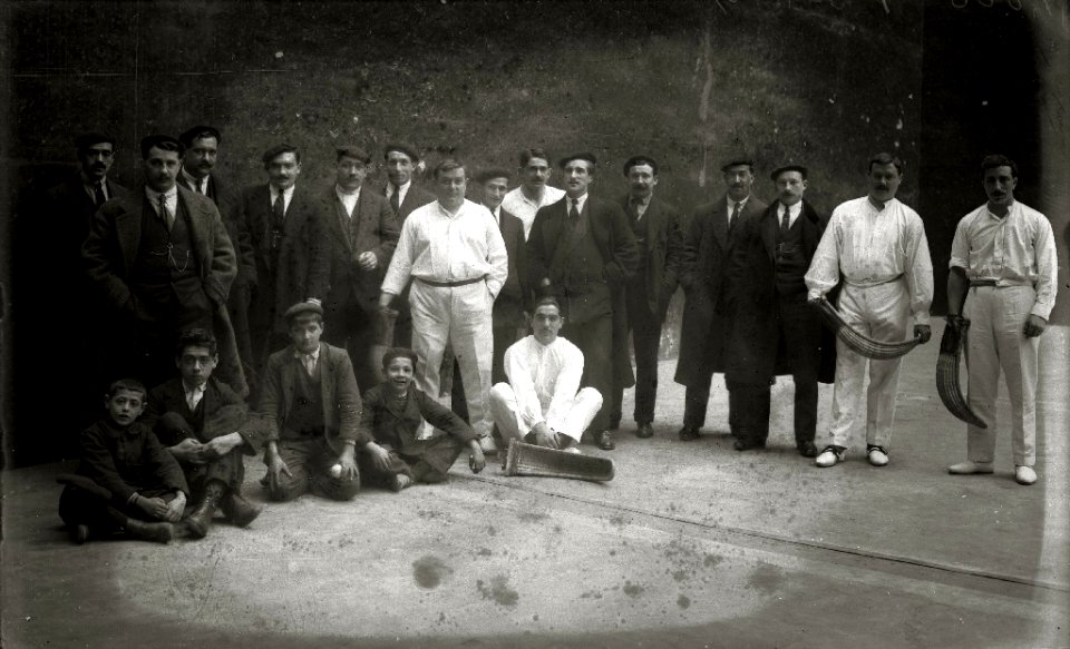 Grupo de pelotaris entre los que se encuentran Irigoyen, Salsamendi, Arzamendi, Usim, Echaniz, Rezabal, Jurico, Larrañaga, Vega, Tacolo y los hermanos Campos (1 de 1) - Fondo Car-Kutxa Fototeka