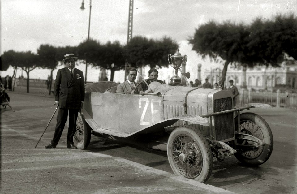 Grupo de pilotos con sus trofeos en sus automóviles en el paseo de la República Argentina (4 de 5) - Fondo Car-Kutxa Fototeka