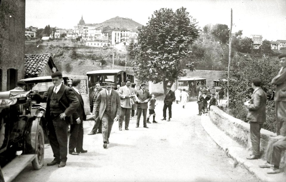 Grupo de personas en el barrio de Carabel de Hernani (1 de 1) - Fondo Car-Kutxa Fototeka