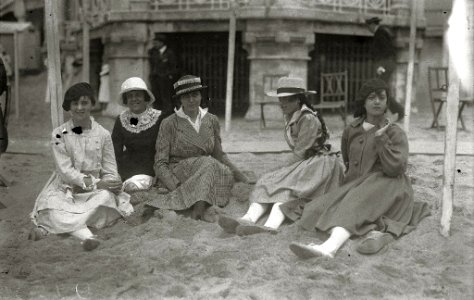 Grupos de mujeres en la playa de la Concha (2 de 4) - Fondo Car-Kutxa Fototeka