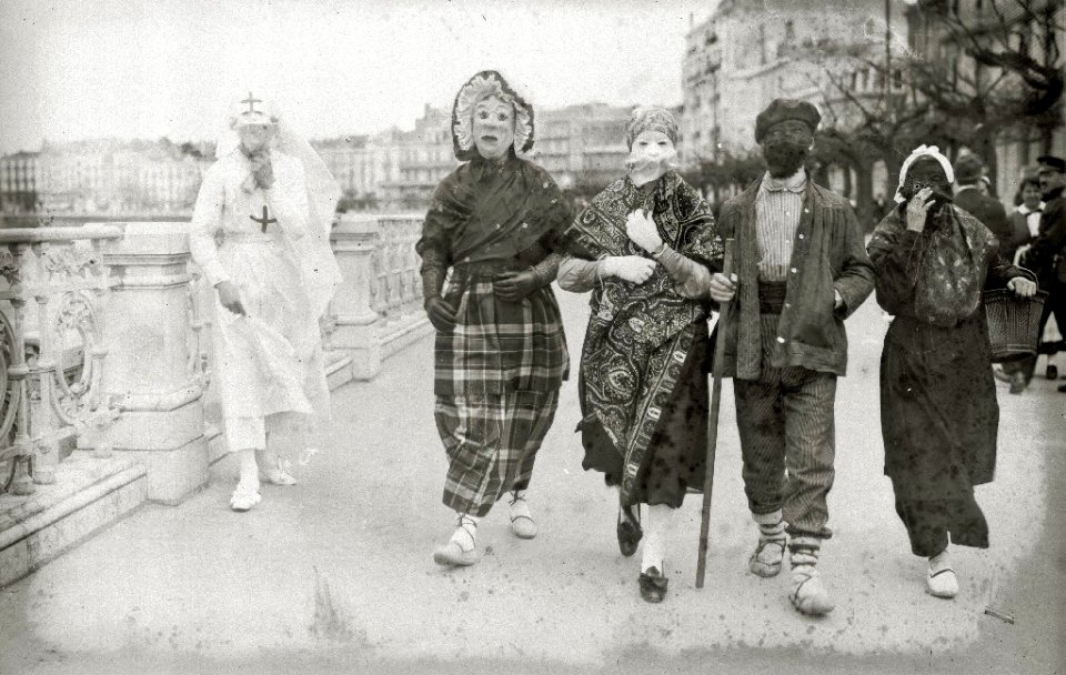 Grupo de personas disfrazadas en el paseo de la Concha (2 de 2) - Fondo Car-Kutxa Fototeka