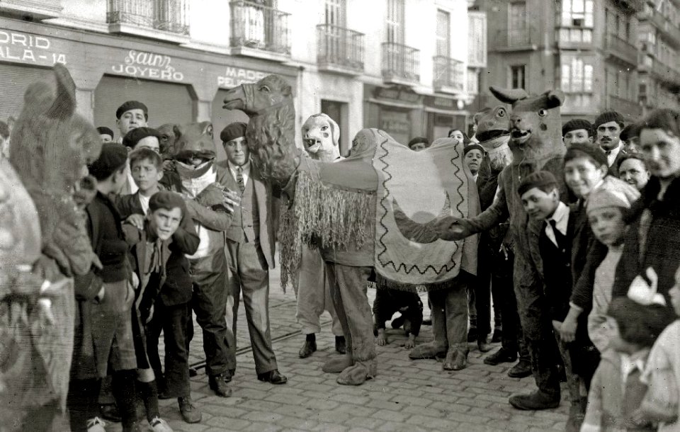 Grupo de personas disfrazadas por las calles de San Sebastián (3 de 3) - Fondo Car-Kutxa Fototeka