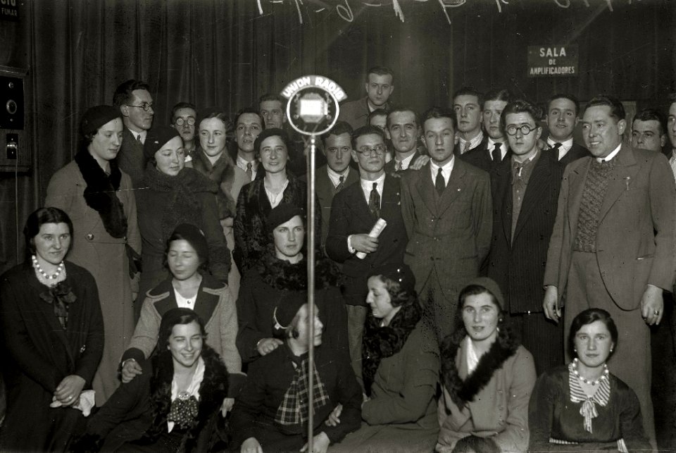 Grupos de personas en torno a los micrófonos de Unión Radio instalados en un teatro (1 de 2) - Fondo Car-Kutxa Fototeka