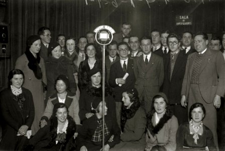 Grupos de personas en torno a los micrófonos de Unión Radio instalados en un teatro (1 de 2) - Fondo Car-Kutxa Fototeka
