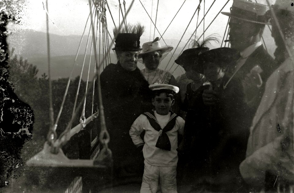Grupo de personas en el Teleférico de Ulia (2 de 2) - Fondo Car-Kutxa Fototeka