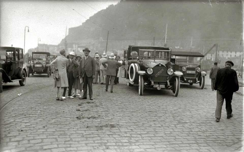 Grupo de personas en el embarcadero del Club Náutico de San Sebastián (4 de 5) - Fondo Car-Kutxa Fototeka