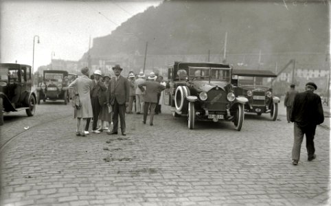 Grupo de personas en el embarcadero del Club Náutico de San Sebastián (4 de 5) - Fondo Car-Kutxa Fototeka