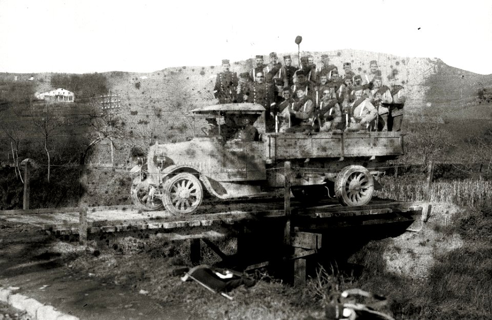 Grupo de soldados junto a una pasarela sobre un riachuelo (2 de 3) - Fondo Car-Kutxa Fototeka