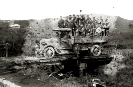 Grupo de soldados junto a una pasarela sobre un riachuelo (2 de 3) - Fondo Car-Kutxa Fototeka