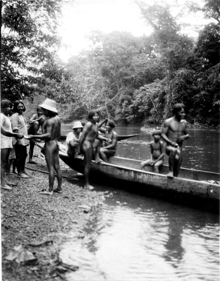 Grupp av indianer vid stranden. Rio Jaqué, Panamas v. kust, nära Colombia. Foto taget 1927 av exp - SMVK - 004358