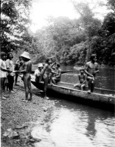 Grupp av indianer vid stranden. Rio Jaqué, Panamas v. kust, nära Colombia. Foto taget 1927 av exp - SMVK - 004358