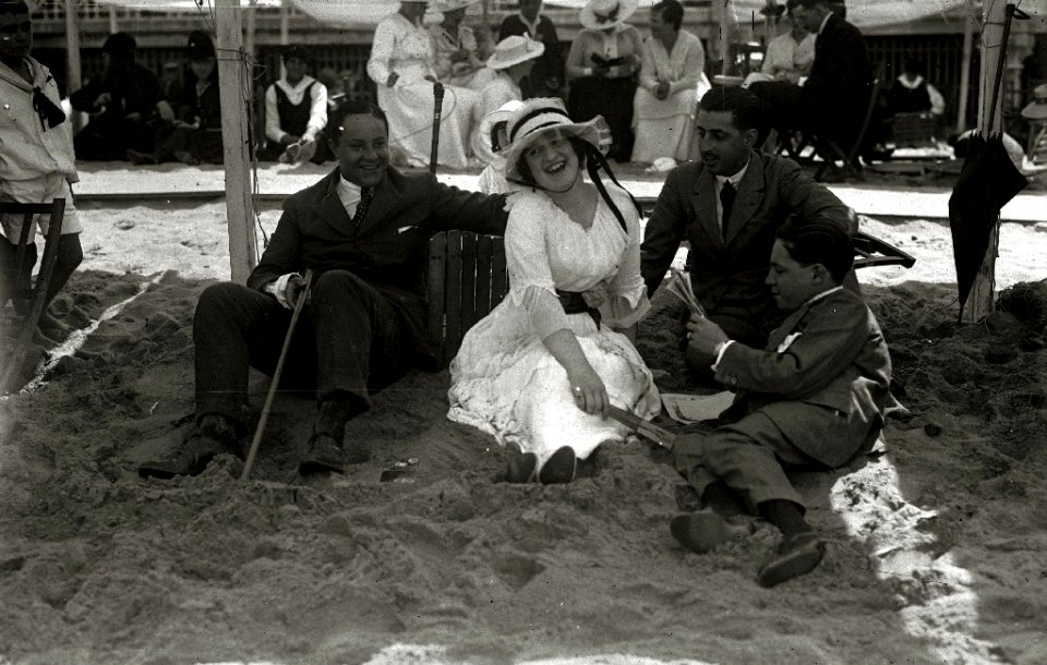 Grupo de personas en la playa de la Concha (4 de 9) - Fondo Car-Kutxa Fototeka