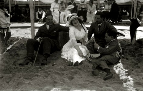 Grupo de personas en la playa de la Concha (4 de 9) - Fondo Car-Kutxa Fototeka