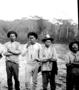 Grupp av män. Längst till höger hövdingen Yúna. Lokal, Missionsstn. Cavinas, nära Rio Beni, Bolivia - SMVK - 005018