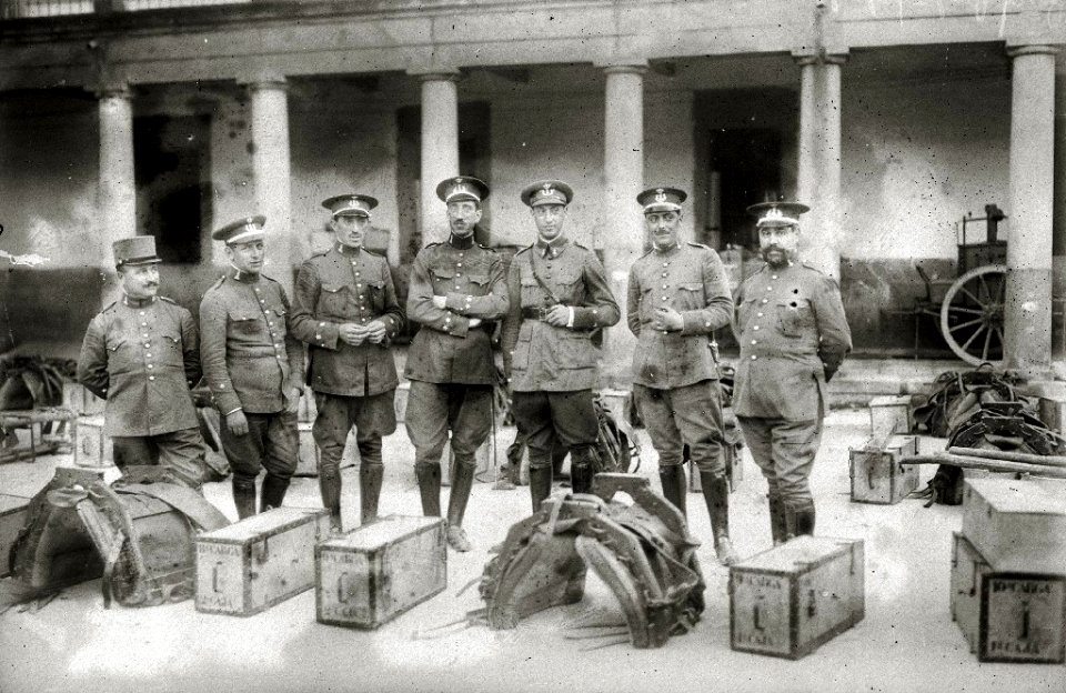 Grupo de soldados y oficiales junto a sus petates en el patio del cuartel de Zuhaizti antes de partir hacia la guerra de África (1 de 3) - Fondo Car-Kutxa Fototeka