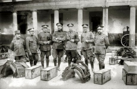 Grupo de soldados y oficiales junto a sus petates en el patio del cuartel de Zuhaizti antes de partir hacia la guerra de África (1 de 3) - Fondo Car-Kutxa Fototeka