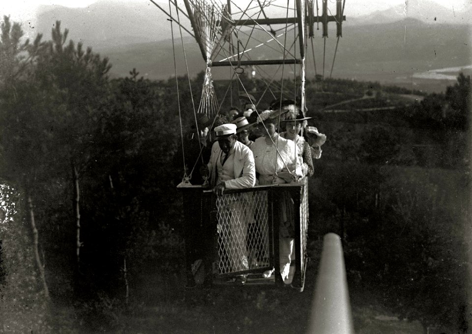 Grupo de personas en el Teleférico de Ulia (1 de 2) - Fondo Car-Kutxa Fototeka