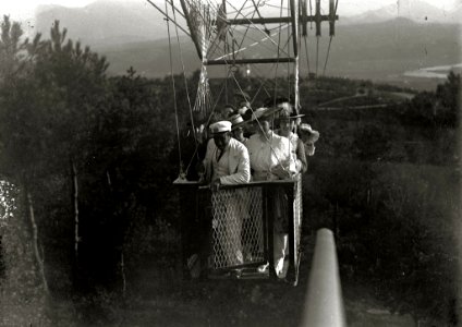 Grupo de personas en el Teleférico de Ulia (1 de 2) - Fondo Car-Kutxa Fototeka