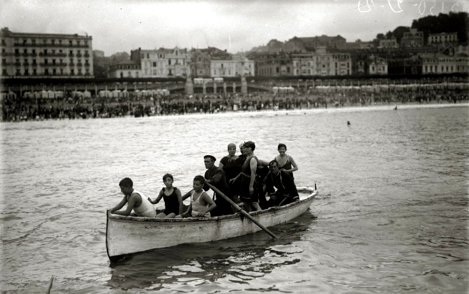 Grupo de personas en la playa de la Concha (8 de 9) - Fondo Car-Kutxa Fototeka