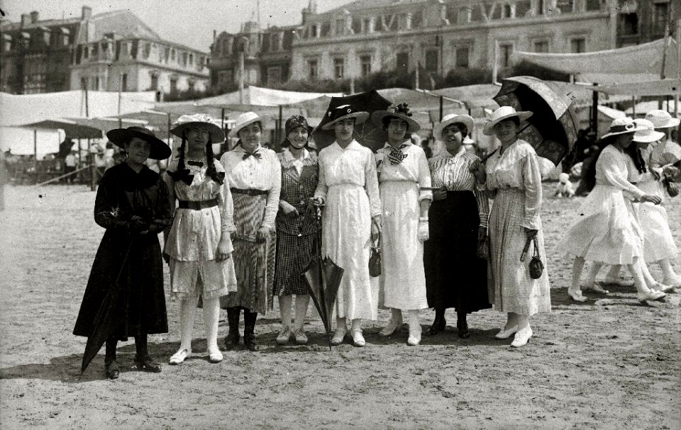 Grupo de personas en la playa de la Concha (3 de 9) - Fondo Car-Kutxa Fototeka
