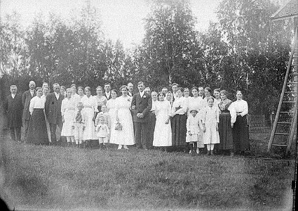 Gruppbild från ett bröllop. Transtrand, Dalarna - Nordiska Museet - NMA.0048226